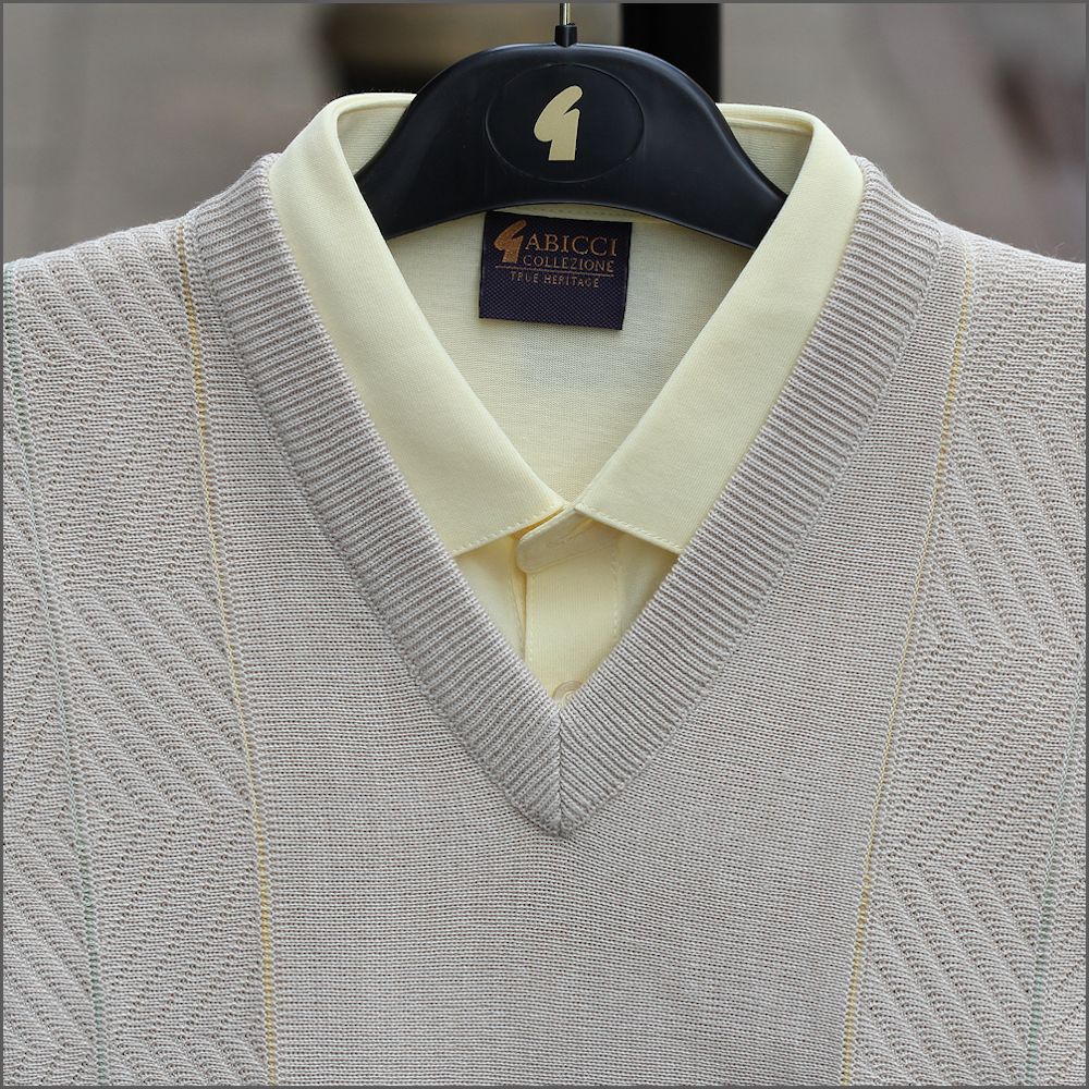 Gabicci M01 Cream Patterned V Neck<>