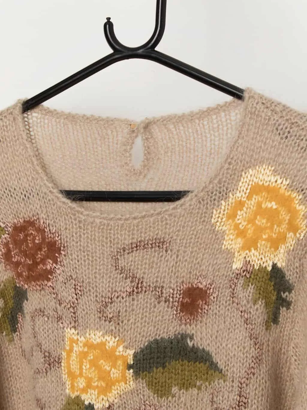 Vintage handknitted floral beige sweater – Small / Medium